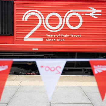 Tren gyda'r geiriau 200 Years of Train Trabel Since 1825