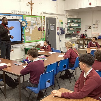 Yr artist Mfikela Jean Samuel yn rhoi cyflwyniad i ddisgyblion blwyddyn 5 a 6