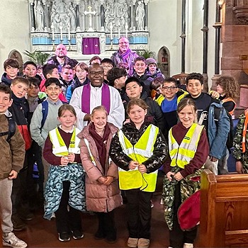 Plant o Ysgol Blessed Williams Davies a Institucio Tarragona gyda Father Ebuka