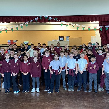 Plant o Ysgol Institució Tarragona ac Ysgol Blessed William Davies yn cael eu llun wedi'i dynnu